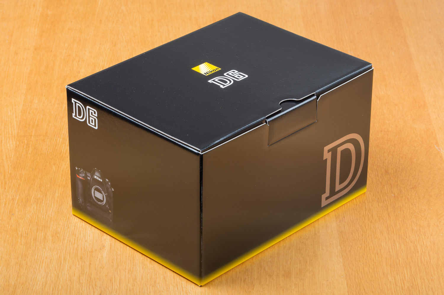 Nikon D6は黒い箱に入っている